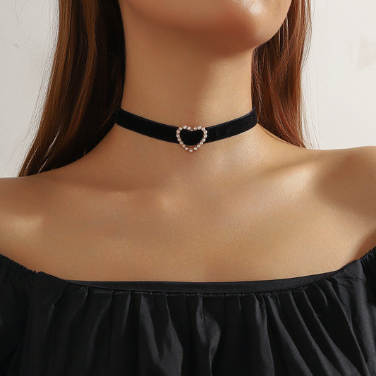 Simple Single-sided Velvet Neck Band Pearl Heart