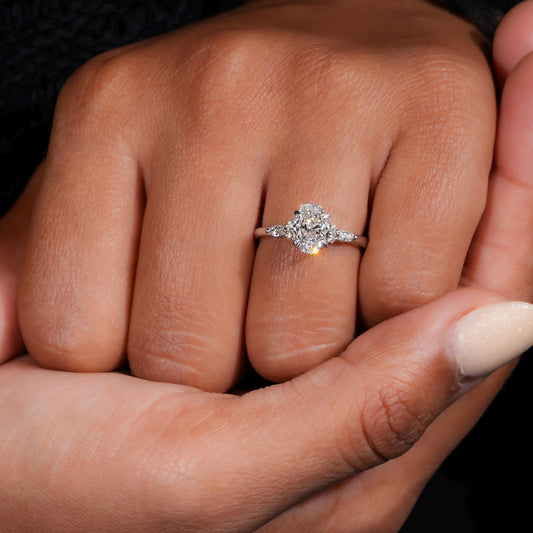 Shiny Diamond-encrusted Big Diamond Wedding Diamond Ring
